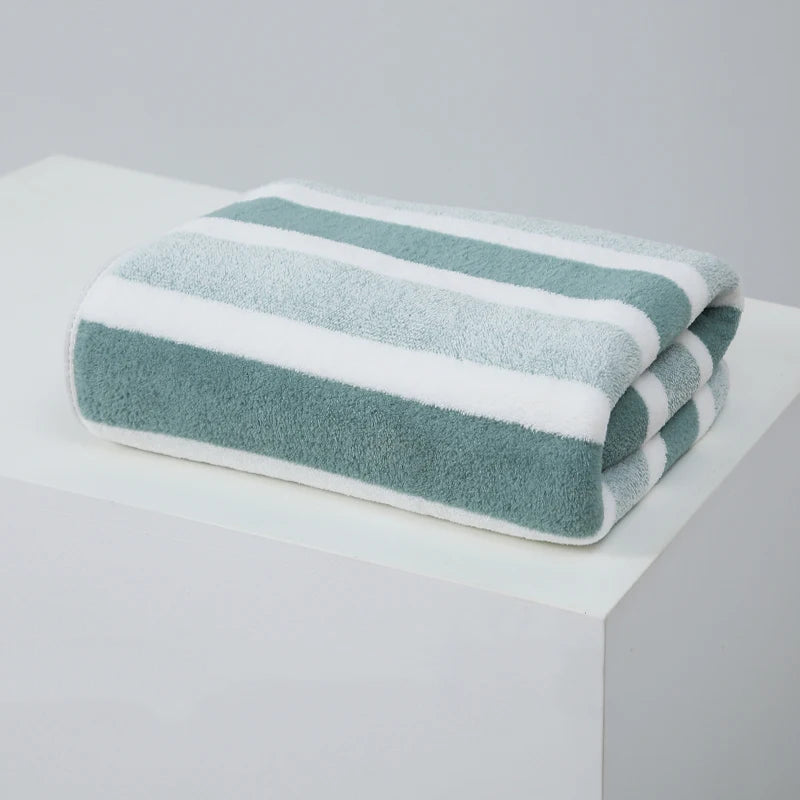 Toalha de banho absorvente grossa, macia e ideal para casa, destacada em fundo branco.