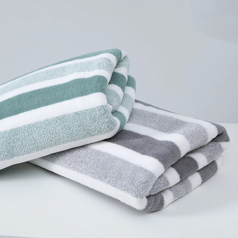 Toalha de banho absorvente grossa e macia em exibição, ideal para uso doméstico.