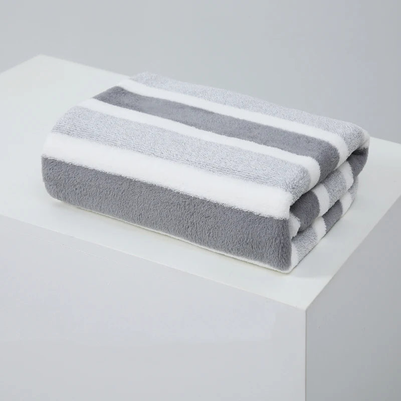 Toalha de banho absorvente grossa e macia em exibição, ideal para uso doméstico.