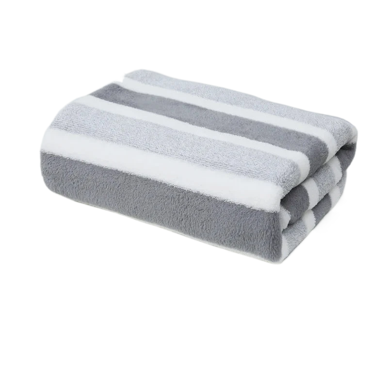 Toalha de banho absorvente grossa em exibição, ideal para uso doméstico