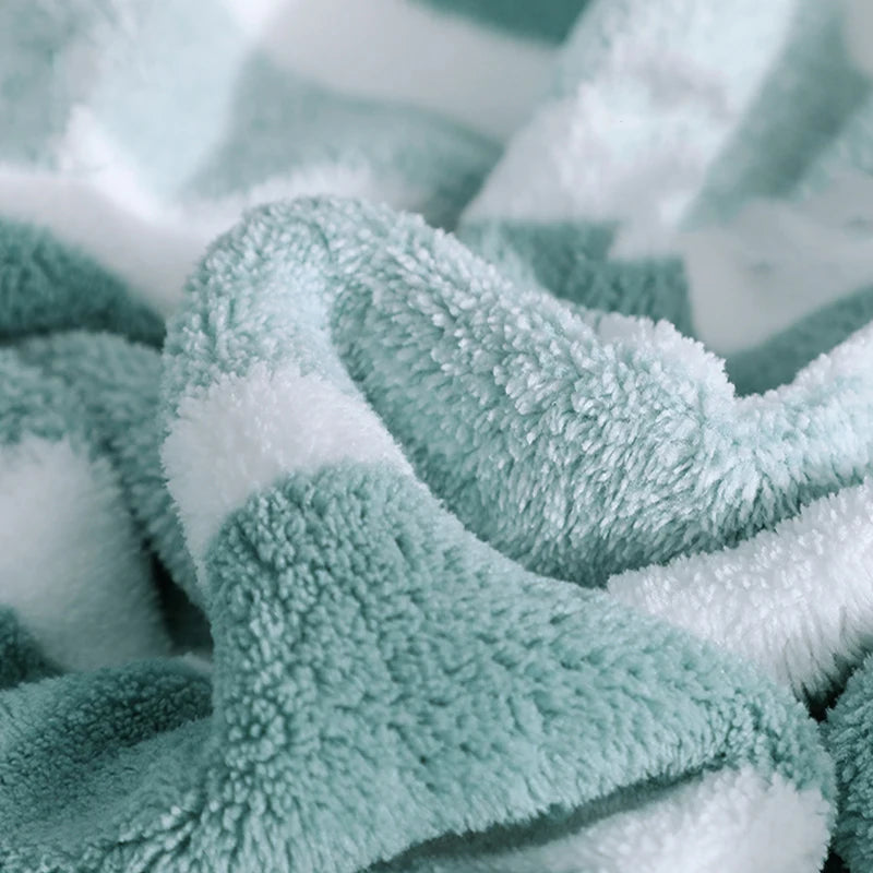 Toalha de banho absorvente grossa em exibição, ideal para uso doméstico