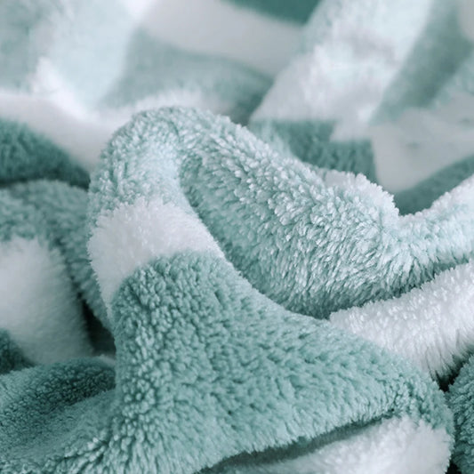 Toalha de banho absorvente grossa em exibição, ideal para uso doméstico